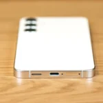 Vị trí cổng micro dưới cùng trên điện thoại Samsung Galaxy S24 Plus