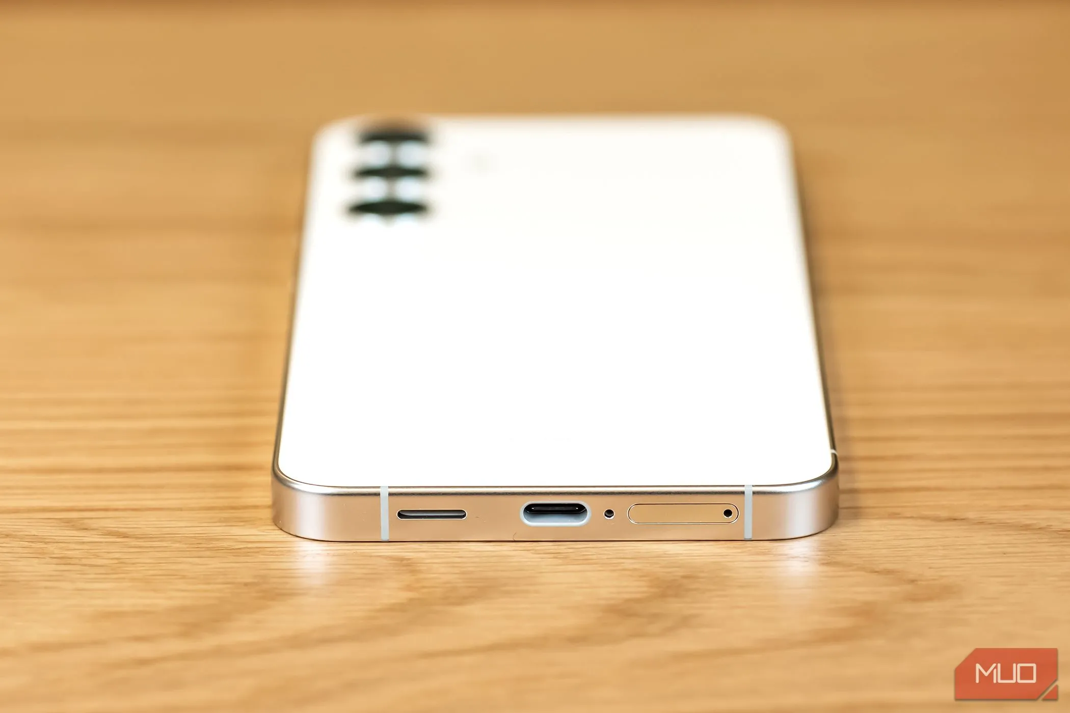 Vị trí cổng micro dưới cùng trên điện thoại Samsung Galaxy S24 Plus