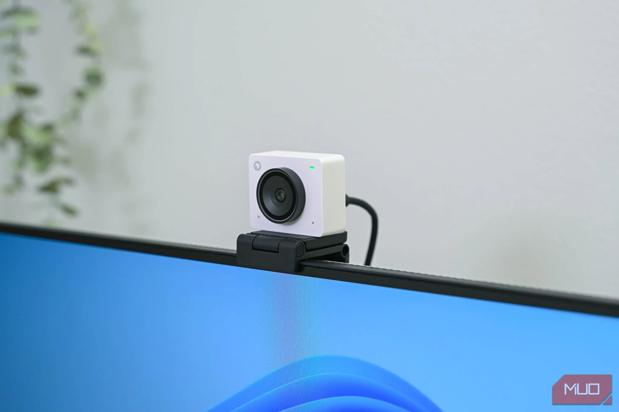 Webcam gắn trên đỉnh màn hình, kết nối qua cổng USB của màn hình để tối ưu quản lý dây cáp