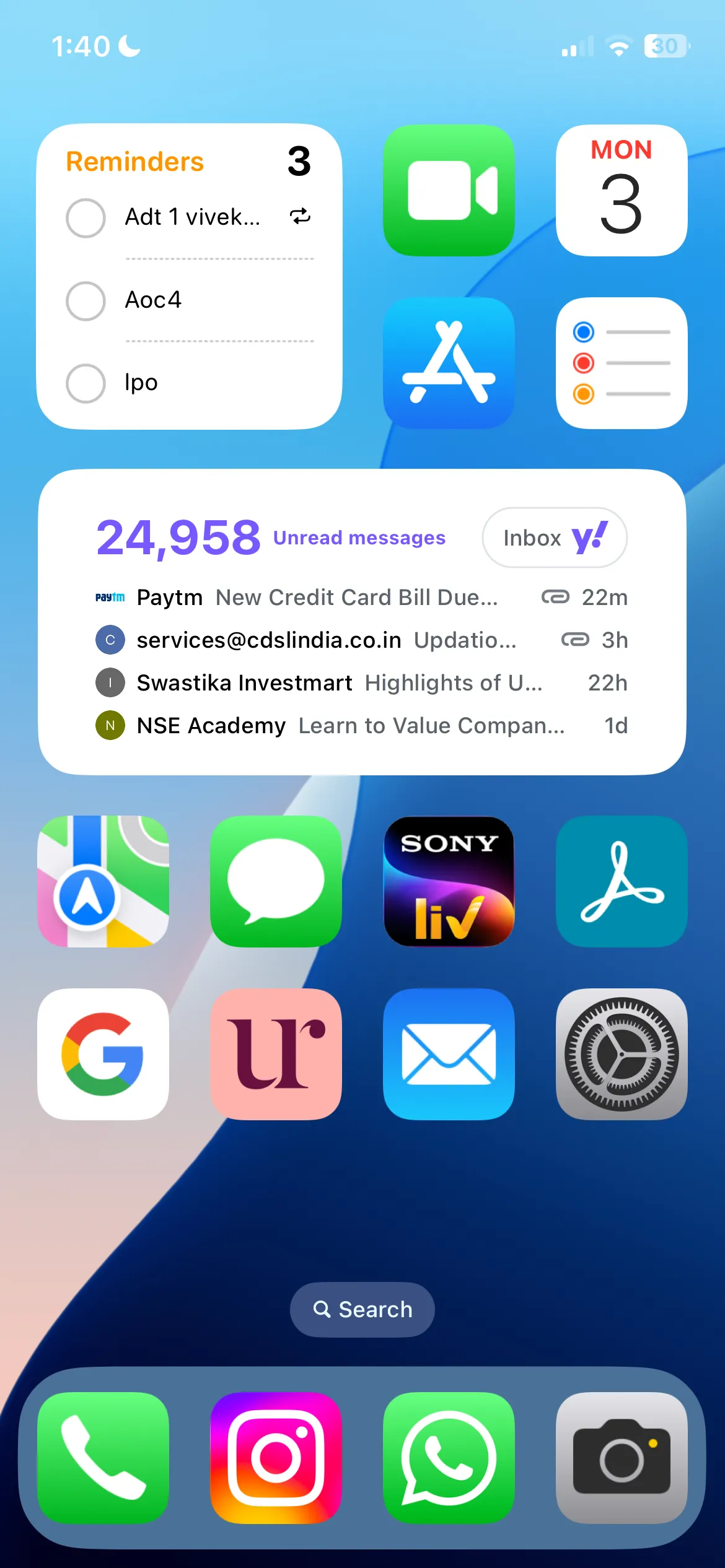 Widget Mail và Ghi chú được hiển thị gọn gàng trên màn hình chính iPhone.
