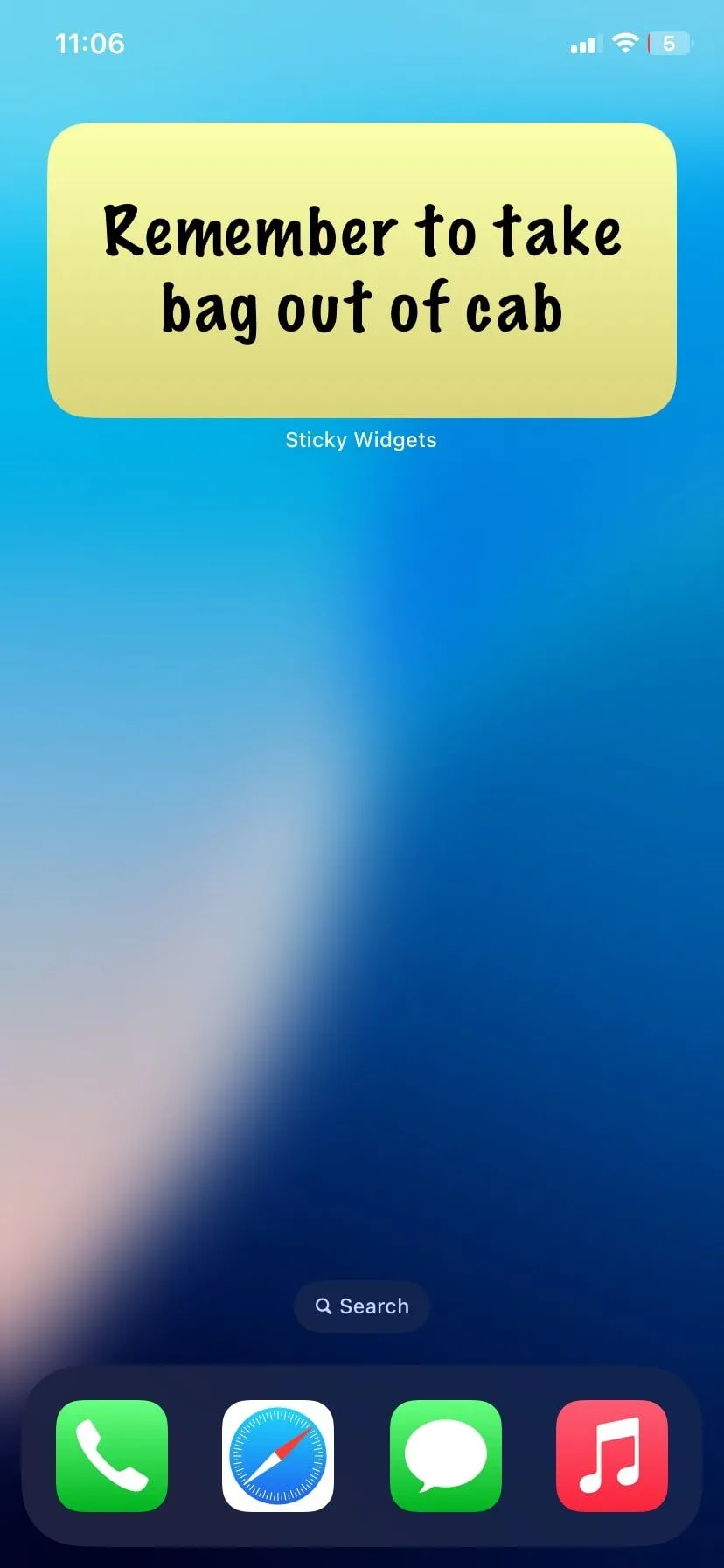 Widget Sticky Widgets với một ghi chú cá nhân trên màn hình chính iPhone
