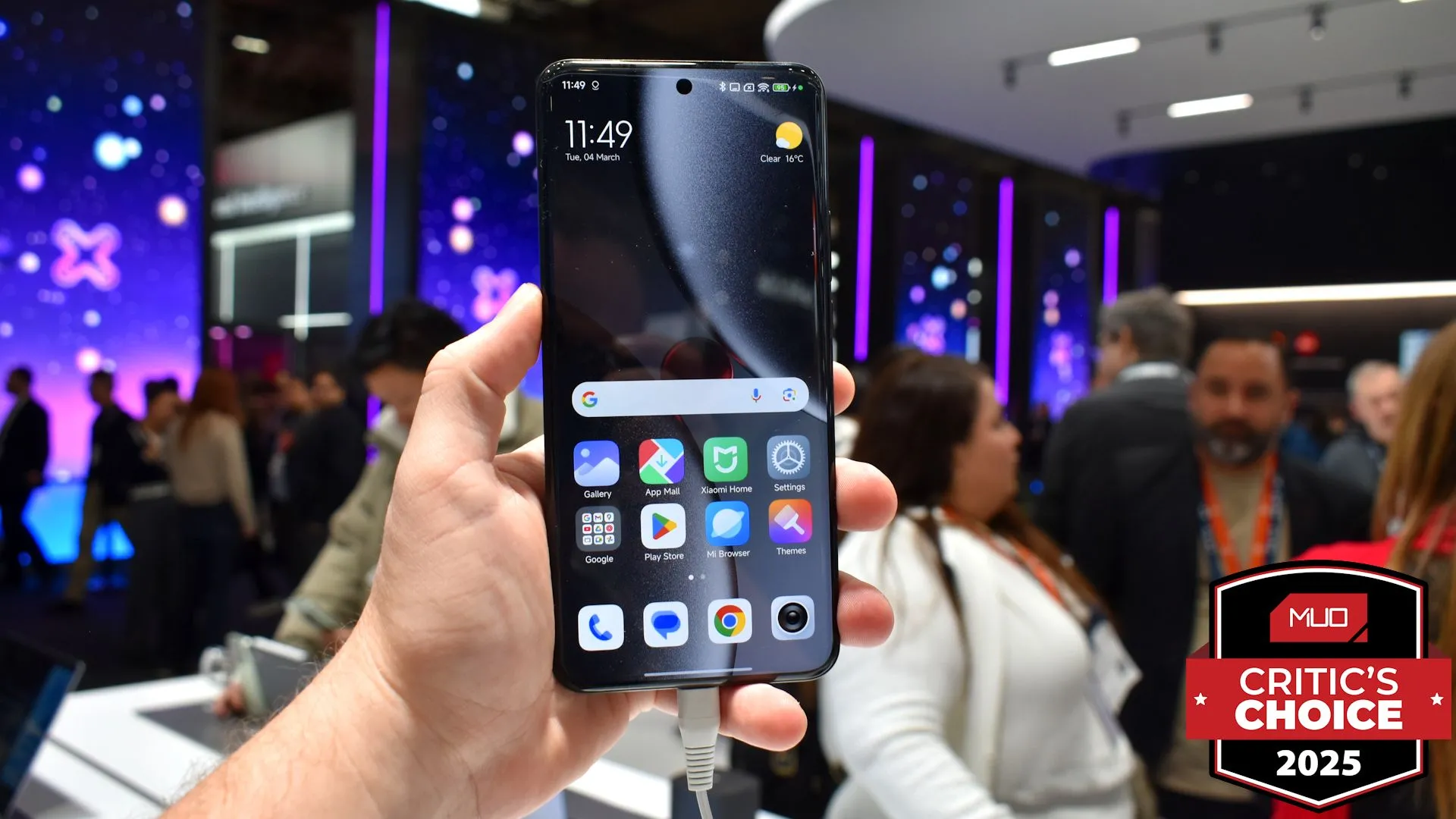 Xiaomi 15 Ultra với màn hình hiển thị tại MWC 2025